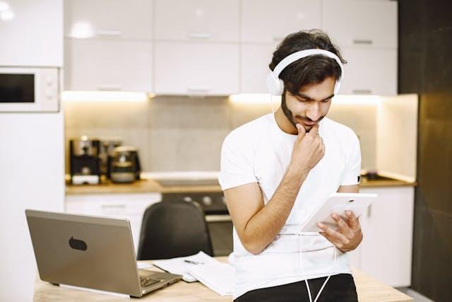 Мужчина читает с планшета